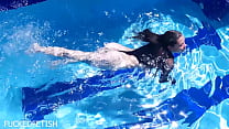 Jessica Bunny in Latex Body Underwater - A Spectacular Sight!